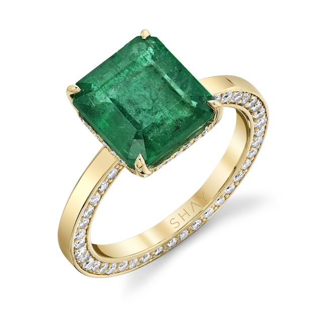 SQUARE EMERALD WITH 2 DIAMOND WALLS